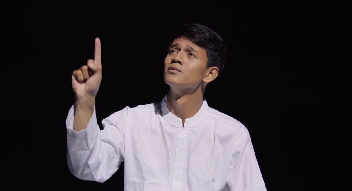 يوتيوب المُعلم.. مسلمون بإندونيسيا يتحدّون حاجزي اللغة والصمم، هكذا يتعلمون القرآن الكريم