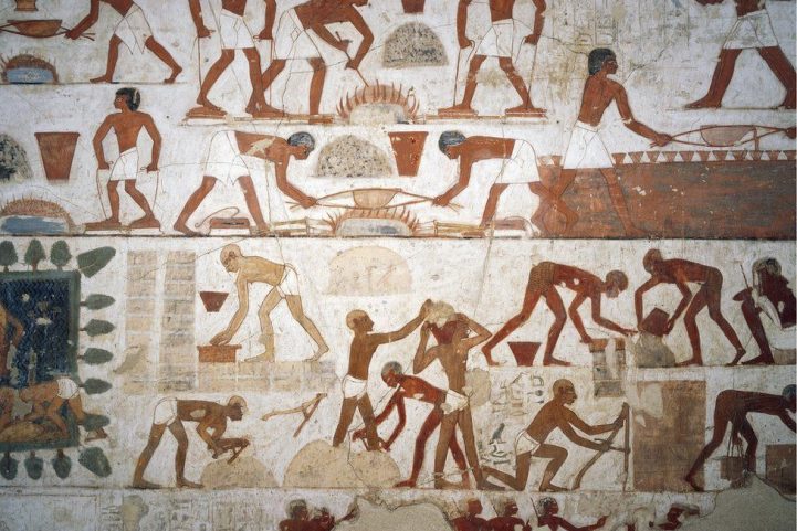 لوحة عمال فراعنة يصنعون طوبًا خلال عهد الأسرة الثامنة عشرة لمصر القديمة/  GETTY 