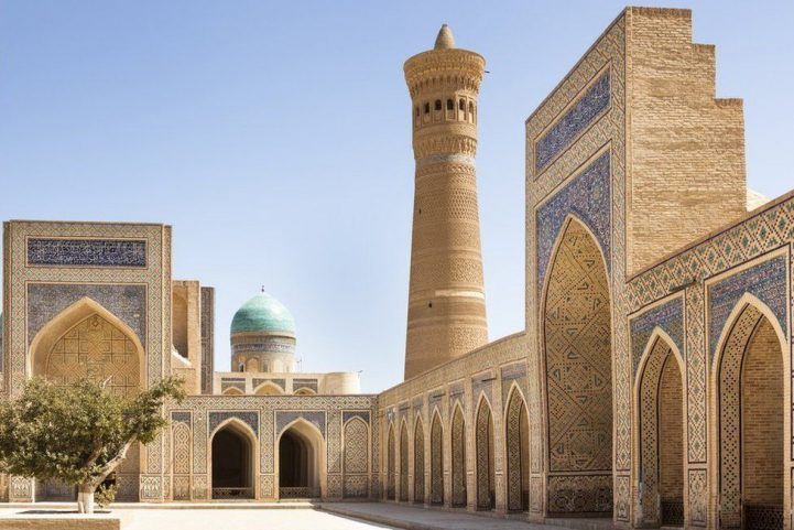 تحتوي المئذنة الشهيرة لمسجد باي كاليان في أوزبكستان على درج حلزوني من الطوب/ GETTY 