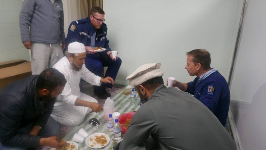 طقوس رمضان في نيوزيلندا وسط حراسة الشرطة، والضباط مدعوون لتناول الإفطار