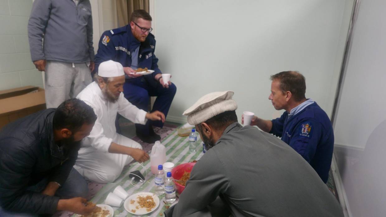 طقوس رمضان في نيوزيلندا وسط حراسة الشرطة، والضباط مدعوون لتناول الإفطار