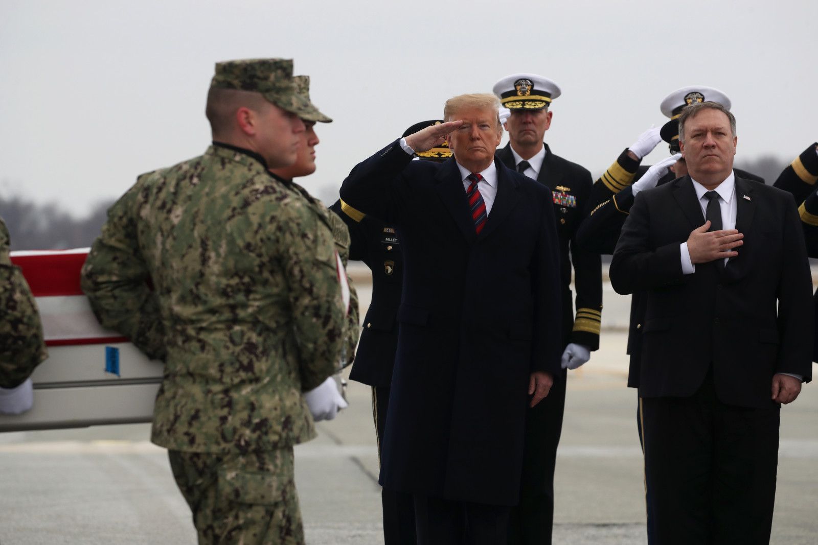 يبدو أن ترامب يحاول كبح خطاه نحو الحرب مع إيران.. لكن هناك 3 دول تضغط سراً عكس ذلك