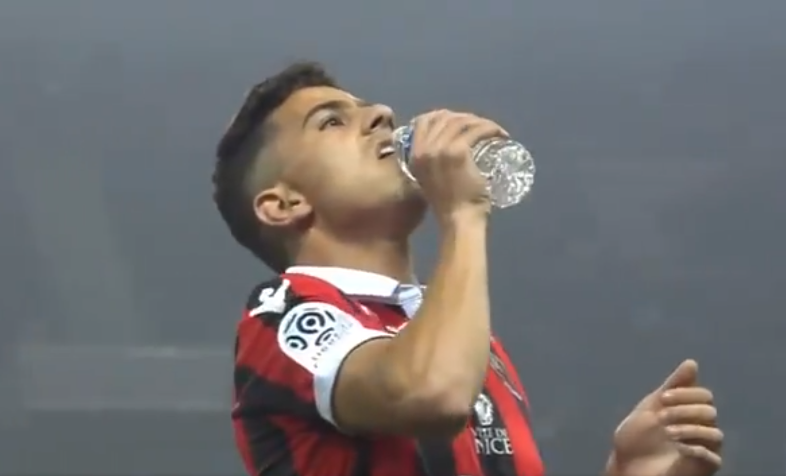 إفطار اللاعب حكم مباراة بالدوري الفرنسي يوقف المباراة أجل إفطار لاعب جزائري (فيديو)