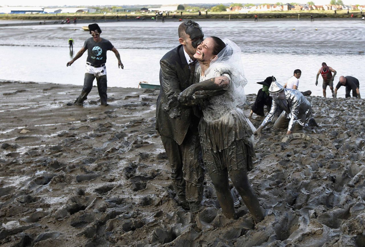 300 متسابق يخوضون في الوحل من أجل عمل خيري(فيديو)