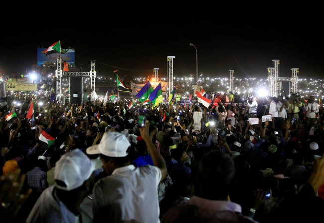 قوات الأمن السودانية تبدأ فض اعتصام الخرطوم /رويترز