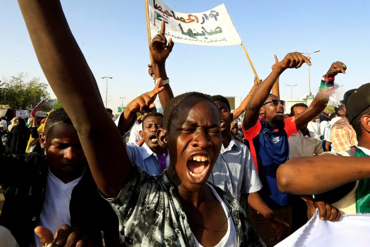 جانب من احتجاجات السودانيين/ رويترز