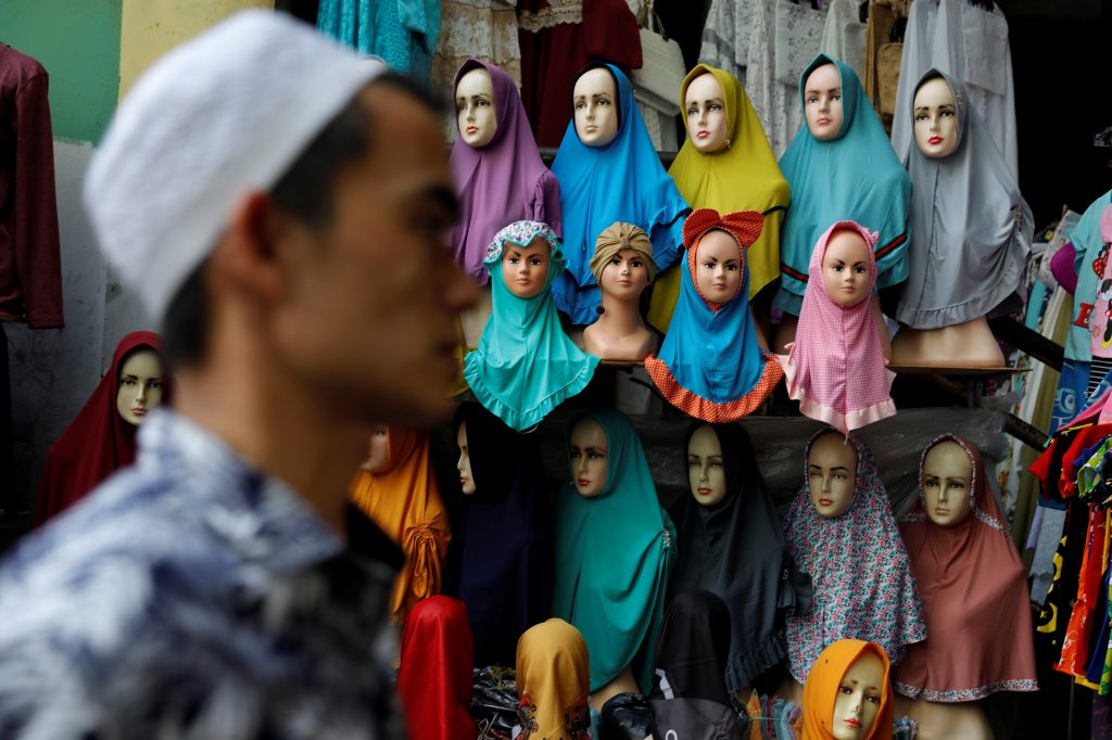 صورة لنماذج من الحجاب معروضة في أحد منافذ البيع/ رويترز