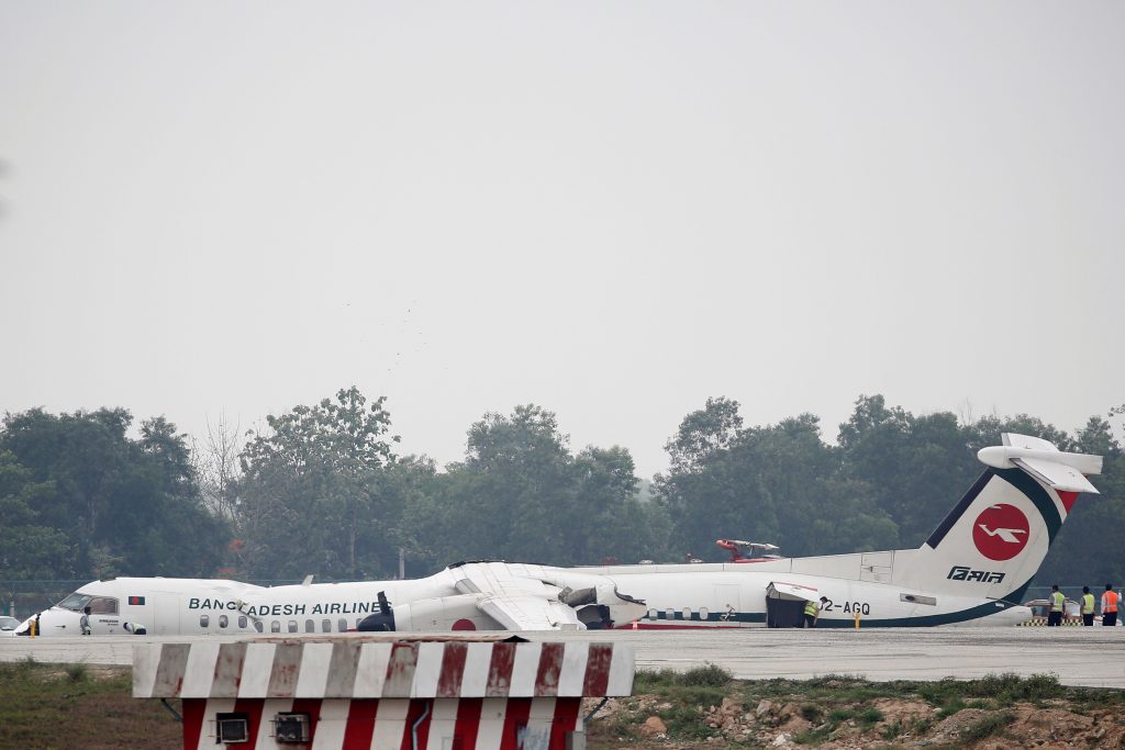 طائرة في ميانمار تهبط على عجلات خلفية