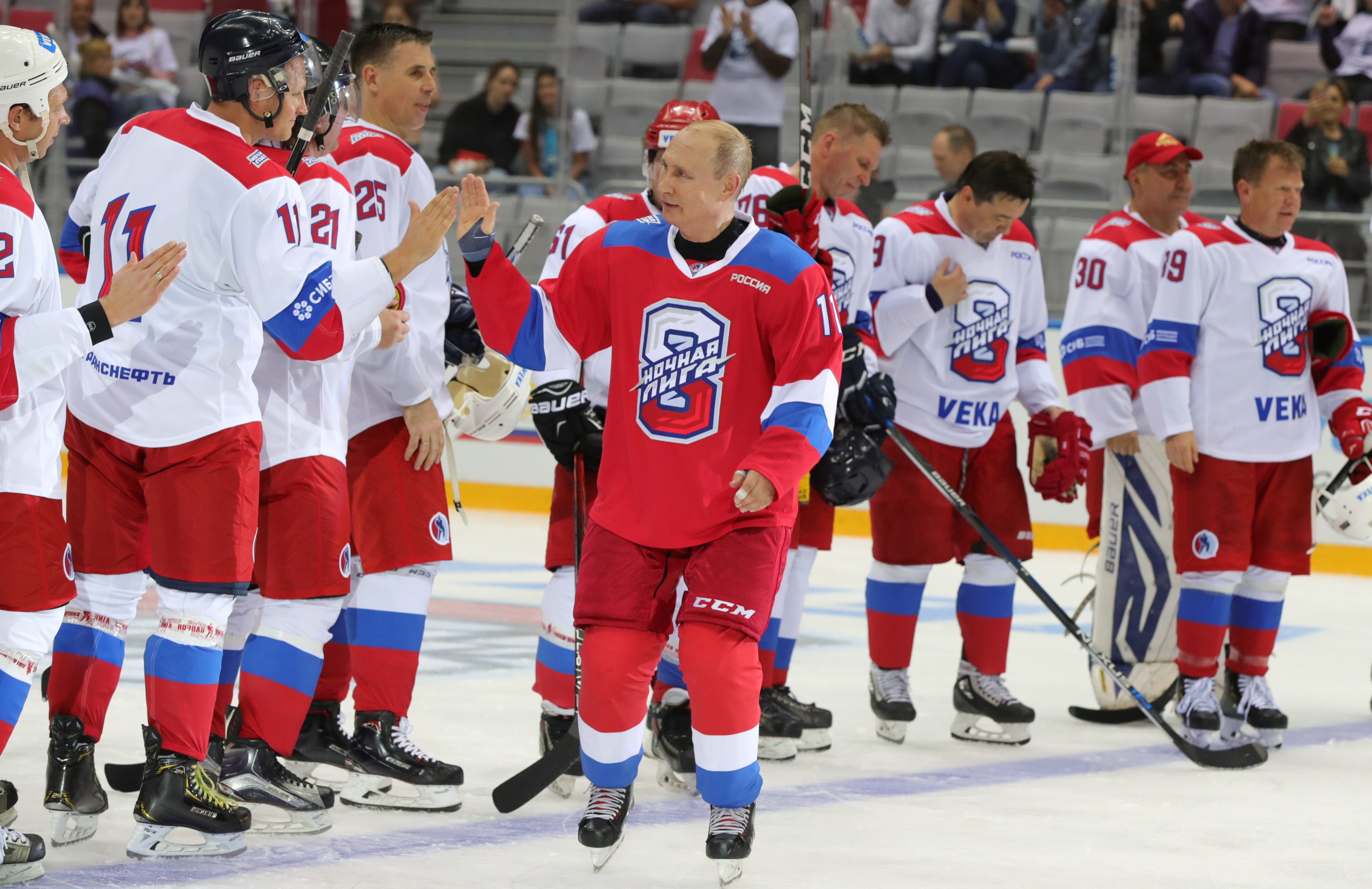 بوتين يسقط على وجهه في مباراة هوكي