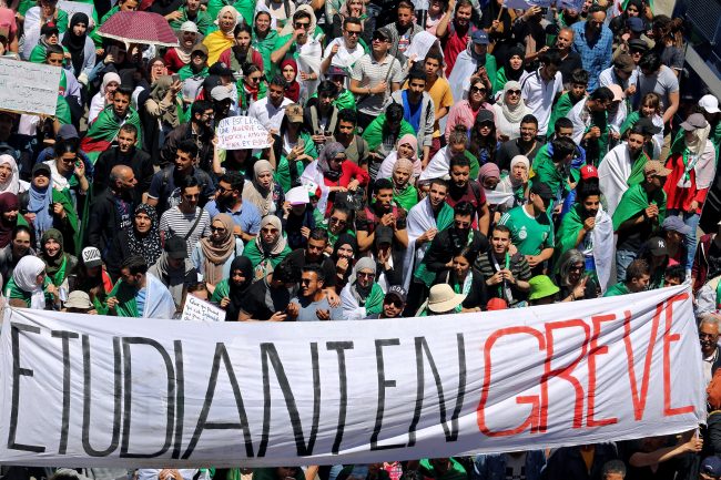 آلاف الطلاب الجزائريين يتظاهرون رفضاً لرموز نظام بوتفليقة