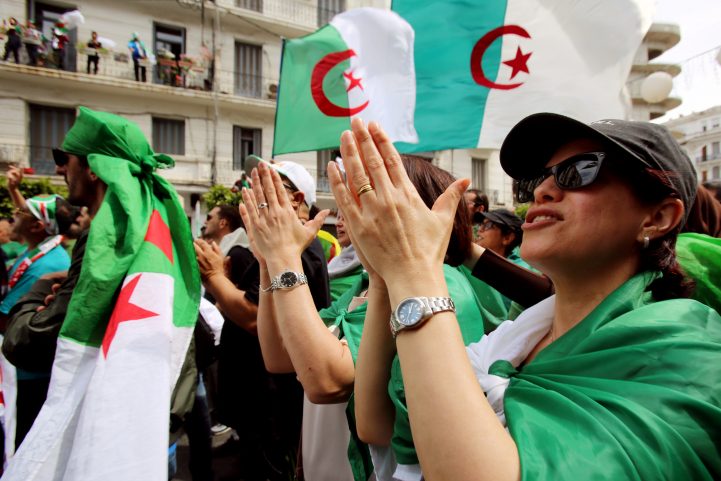 جانب من احتجاجات الجزائريين خلال الجمعة الـ13 على التوالي/ رويترز