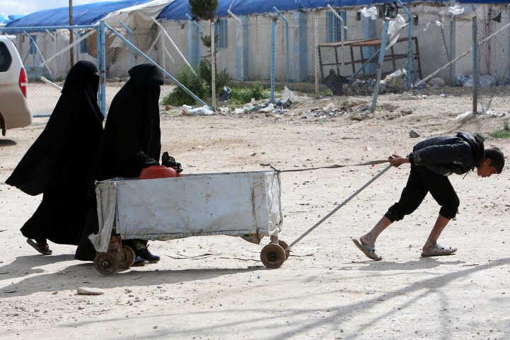 300 ألف سوري نزحوا من مناطقهم خلال شهر من المواجهات/ رويترز