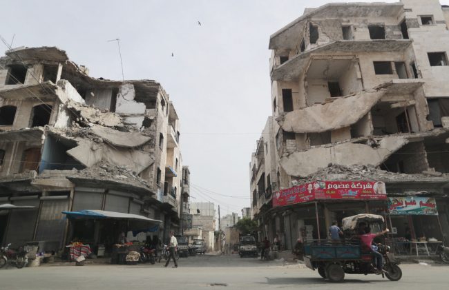 فيديو يُظهر لحظة مقتل 3 أشقاء معلمين في مدينة إدلب بقصف لنظام الأسد