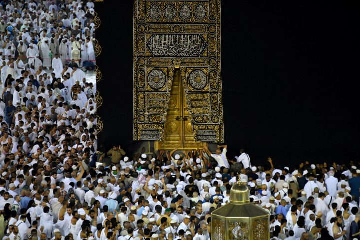 أداء مناسك العمرة خلال شهر رمضان/رويترز