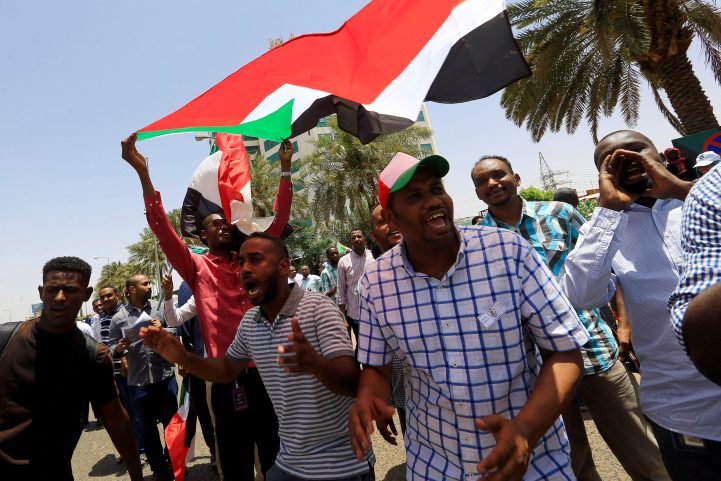 المعارضة السودانية هددت بعصيان مدني إذا لم يسلم المجلس العسكري السلطة للمدنيين/ رويترز