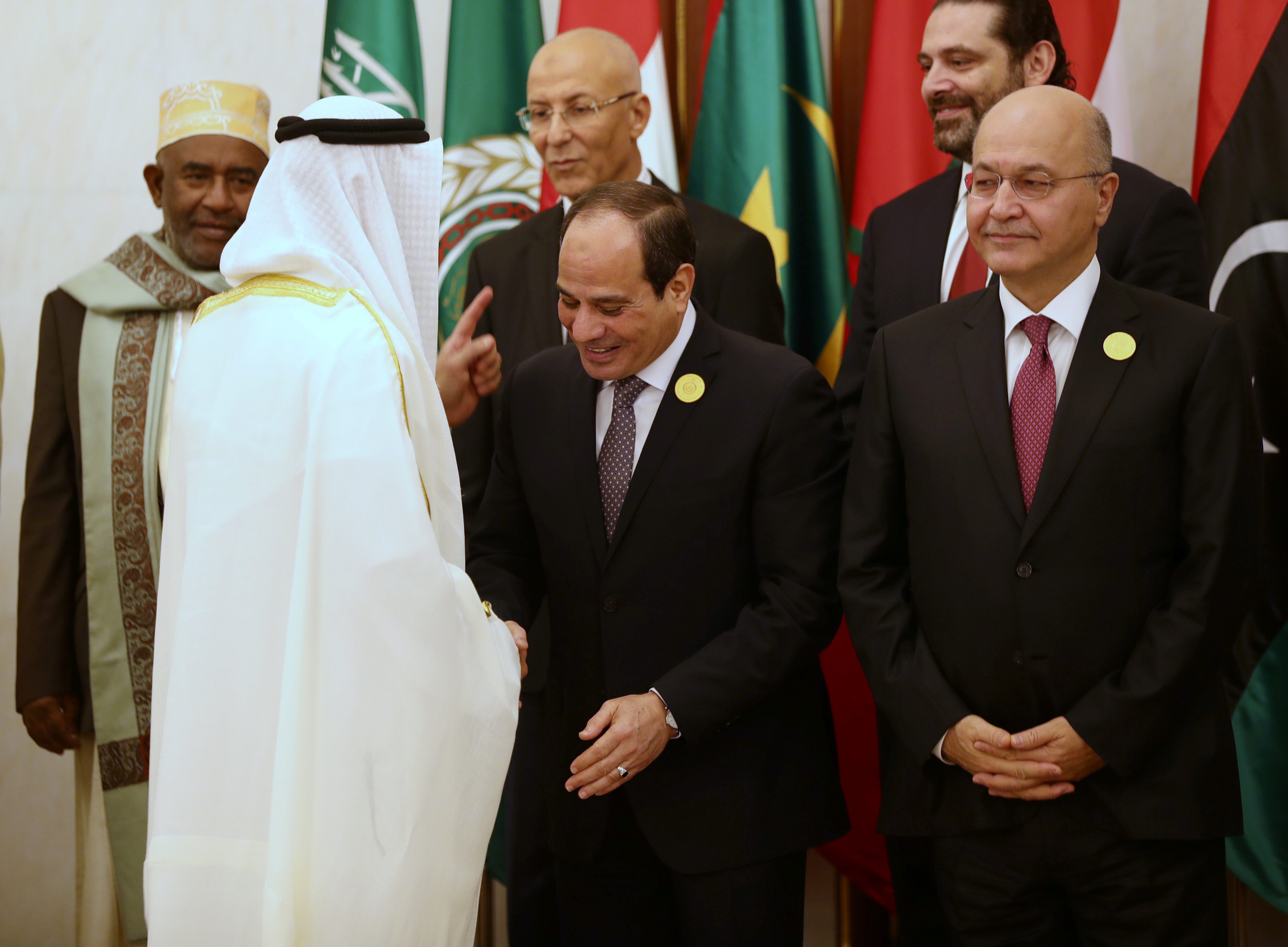 الرئيس المصري السيسي والرئيس العراقي صالح يقفان خلال صورة جماعية قبل القمة العربية في مكة