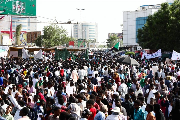 المحتجين أمام مقر قيادة الجيش  في العاصمة السودانية الخرطوم/الأناضول