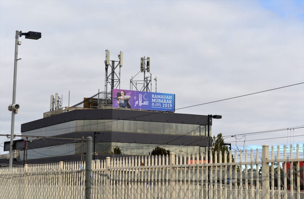 رئيسة وزراء نيوزيلندا على ملصق تهنئة برمضان في أستراليا