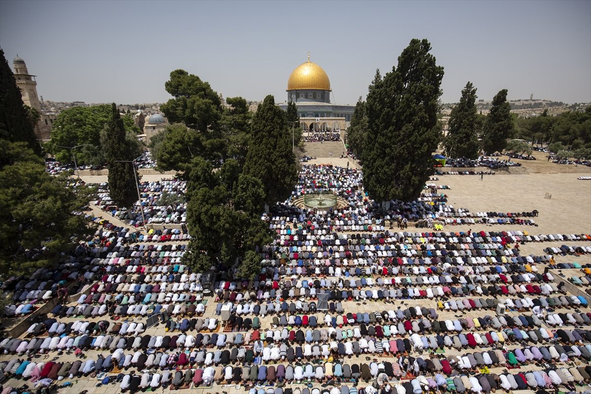 المسجد الأقصى يمتلئ بالمصلين في الجمعة الثانية من رمضان