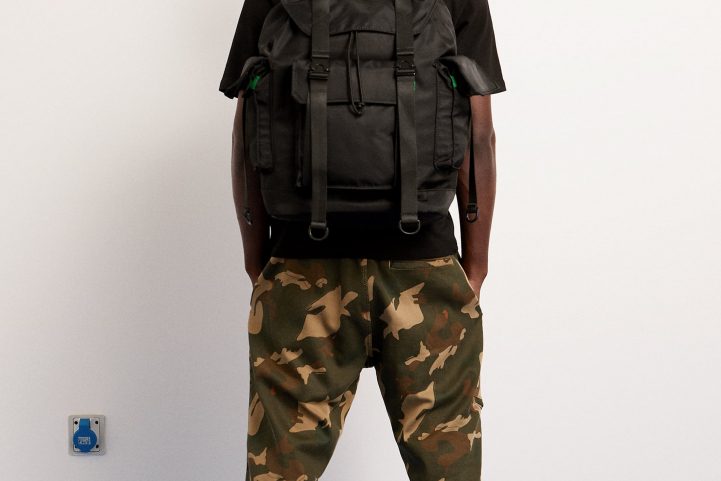 Bershka/  سوداء مع جيوب كبيرة