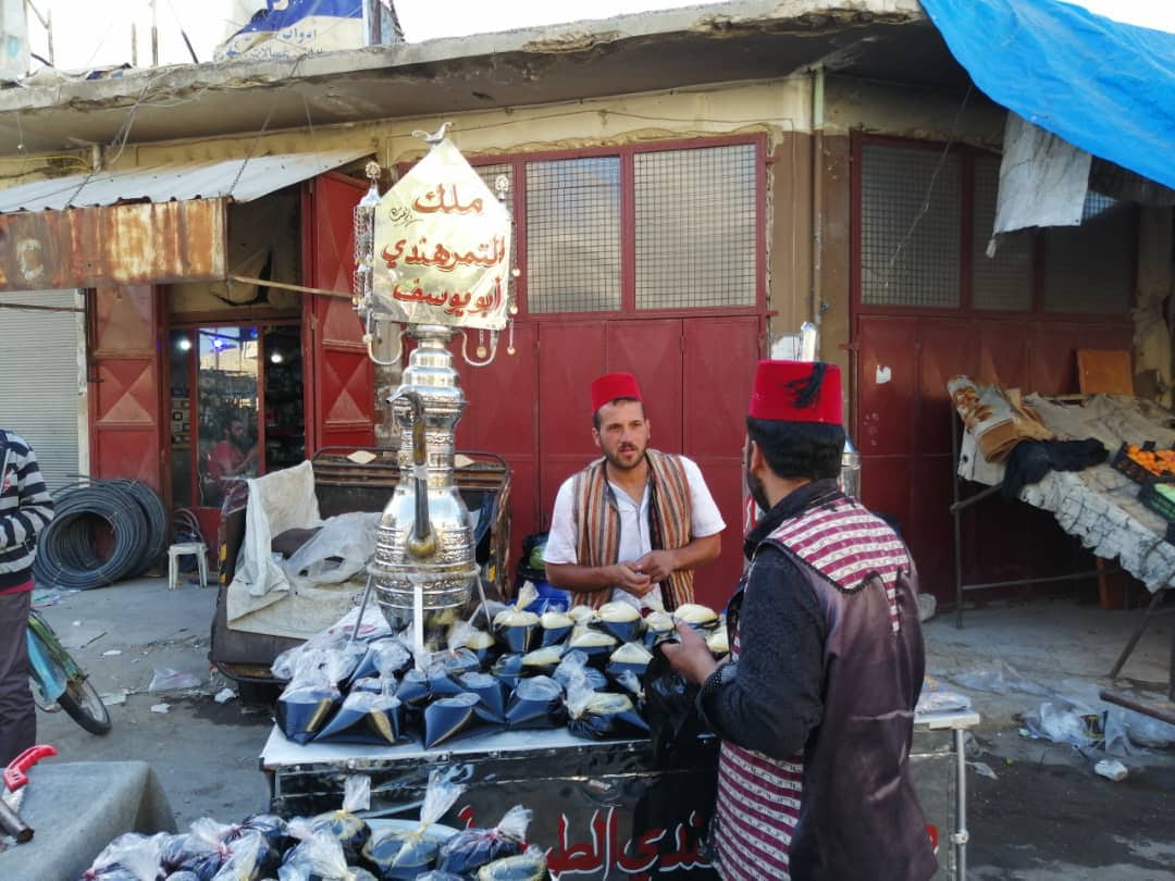 بائع عصير تمر هندي وسوس في مدينة سراقب بسوريا