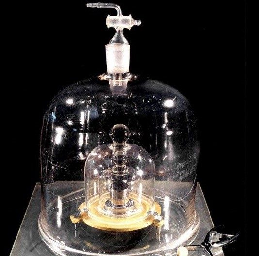 ما يسمى Le Grand K أو "الكيلوغرام الكبير" –النموذج الدولي للكيلوغرام / مواقع التواصل