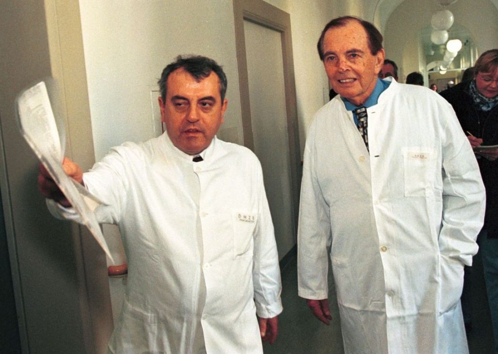 هذا الجراح هو كريستيان برنارد، الذي قاد فريقاً جراحياً عام 1967 لزراعة أول قلب بشري. ونالت تلك الجراحة اهتماماً عالمياً وأصبح برنارد، وهو أحد كبار المعارضين لنظام الفصل العنصري في جنوب إفريقيا، من أشهر الشخصيات في العالم.