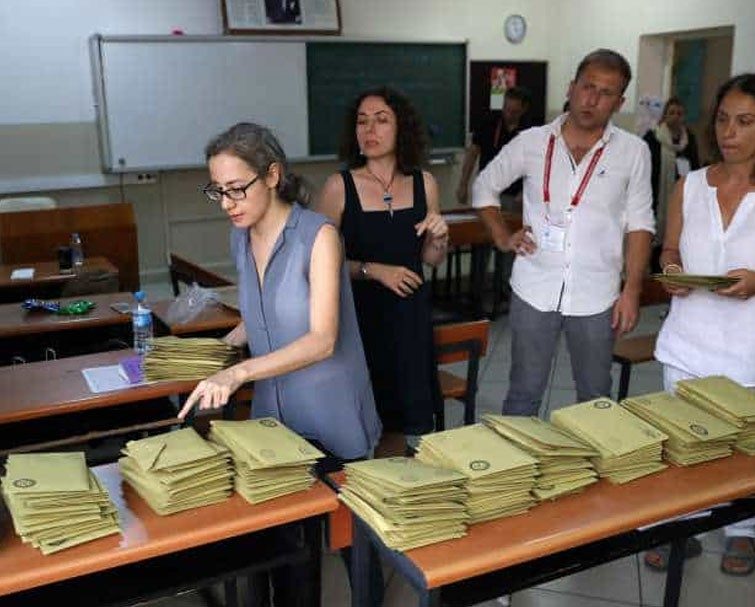 شرط قانوني أن يتم اختيار رؤساء مراكز الاقتراع من بين قائمة من الموظفين المدنيين