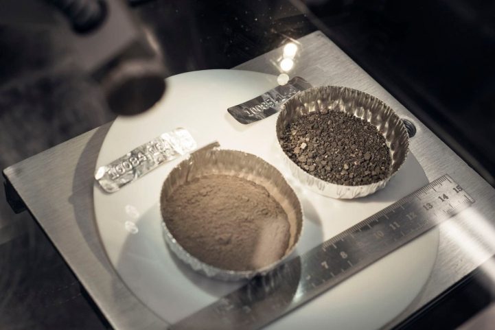 عينات الغبار والتربة القمرية التي تم جمعها في نهاية مهمة Apollo 11 بواسطة نيل أرمسترونغ. (واشنطن بوست)
