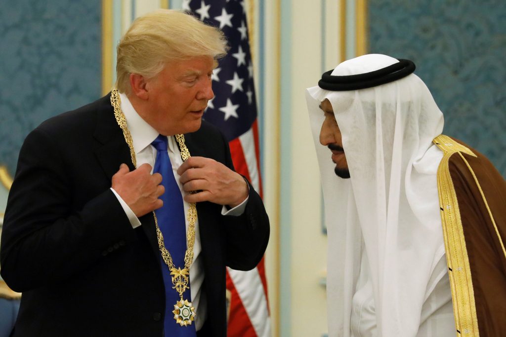 العاهل السعودي سلمان بن عبد العزيز آل سعود والرئيس الأمريكي دونالد ترامب 20 مايو 2017. رويترز