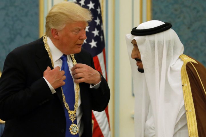 العاهل السعودي سلمان بن عبد العزيز آل سعود والرئيس الأمريكي دونالد ترامب/ رويترز 