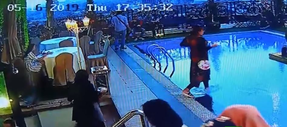 ذُهل الحاضرون الذين كانوا يرونها عندما غاصت بالماء مع وجبتها