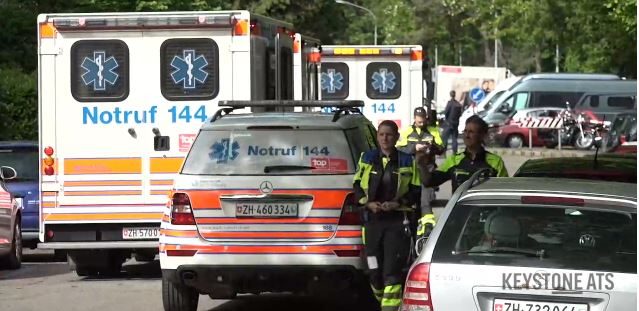 رجال الأمن اقتحموا الشقة السكنية وعثروا على الأشخاص الثلاثة مصابين بإصابات خطيرة وتوفوا جميعاً في مكان الحادث