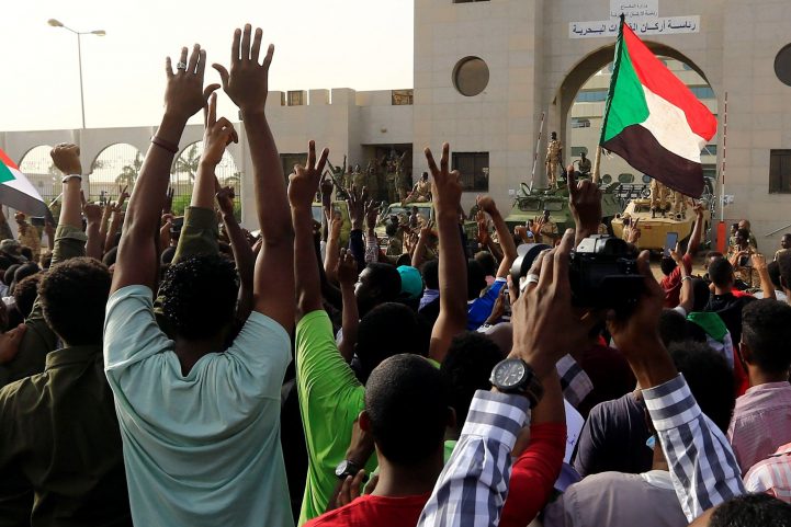 محتجون سودانيون يتظاهرون أما مقر وزارة الدفاع في الخرطوم - رويترز