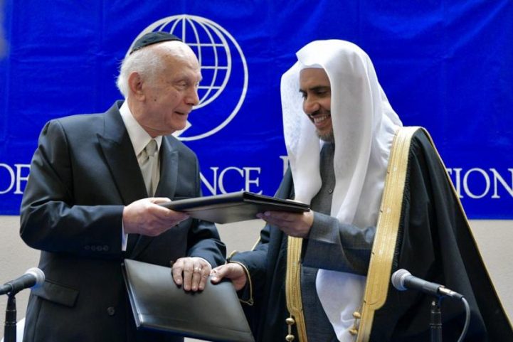 رئيس رابطة العالم الإسلامي خلال توقيع اتفاقية مع مؤسسة نداء الضمير الأمريكية/ موقع الرابطة