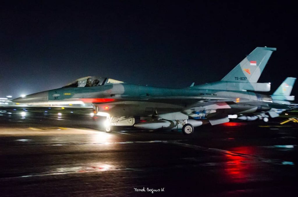 إندونيسيا تستخدم طائرات حربية في السحور