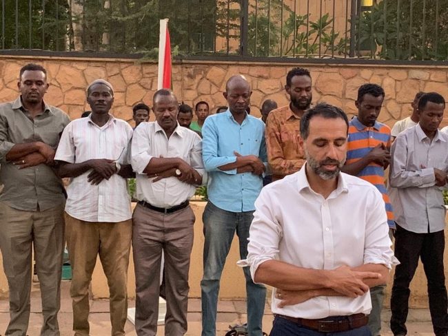 رفع الأذان في الخارجية البريطانية، وسفير لندن في السودان يؤمُّ المصلين جوار منزله في الخرطوم (فيديو)