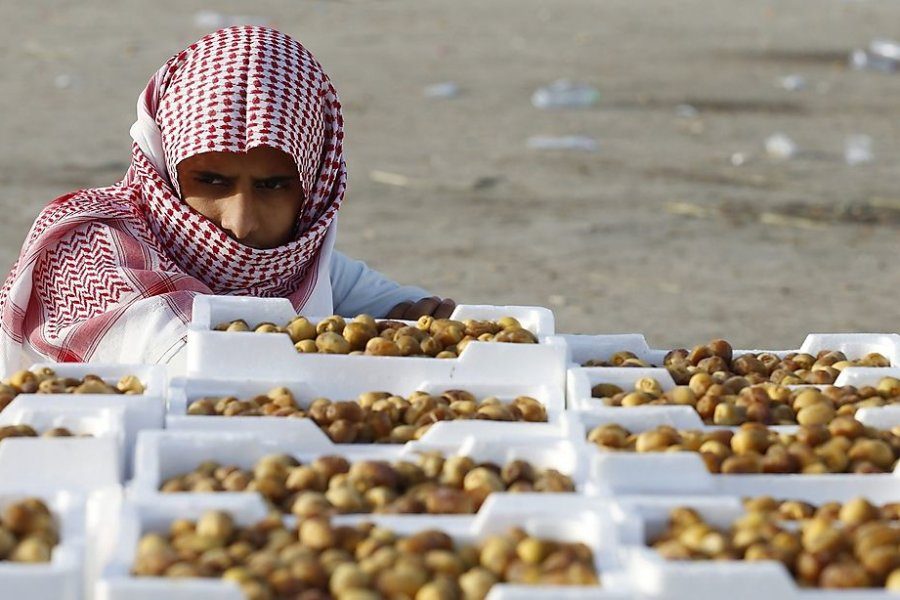سعودي يبيع التمر في حي عتيقة جنوب الرياض / رويترز