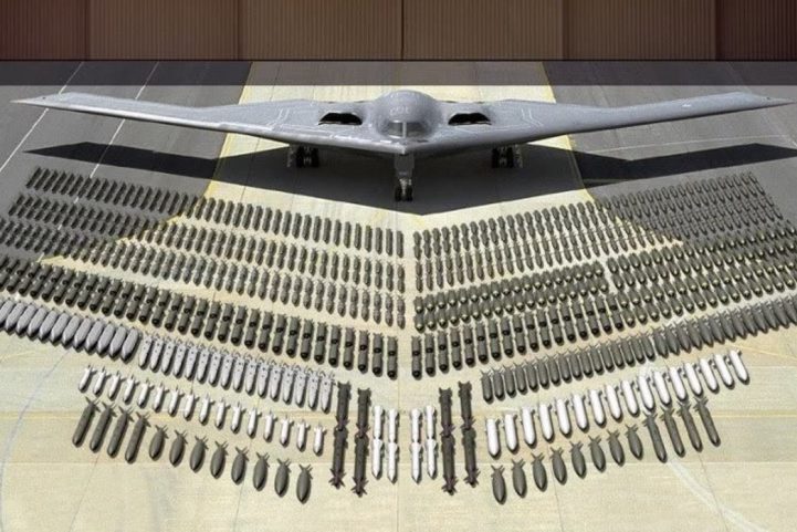 قاذفة قنابل أمريكية طويلة المدى من طراز B-2