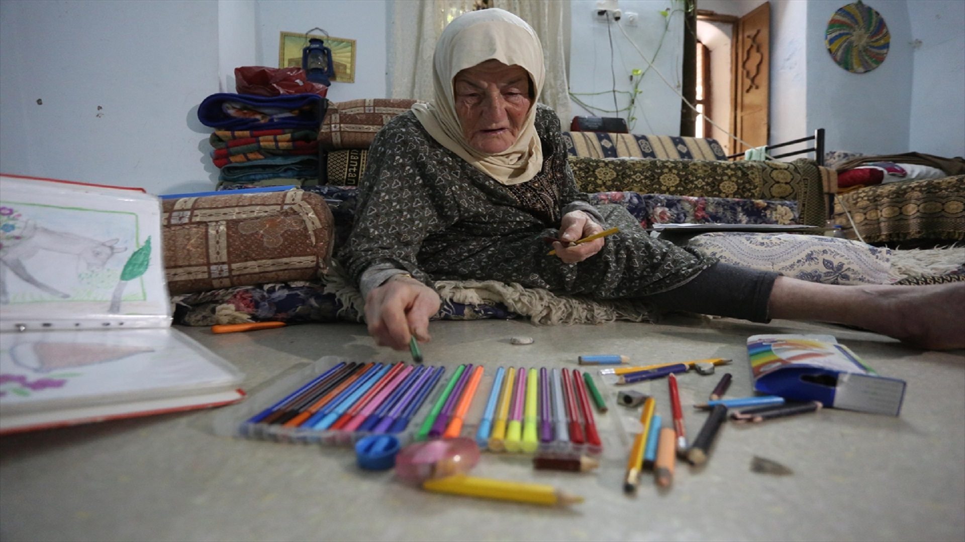 سميحة لحلوح.. العجوز التي اكتشفت موهبتها في الرسم بعمر الثمانين