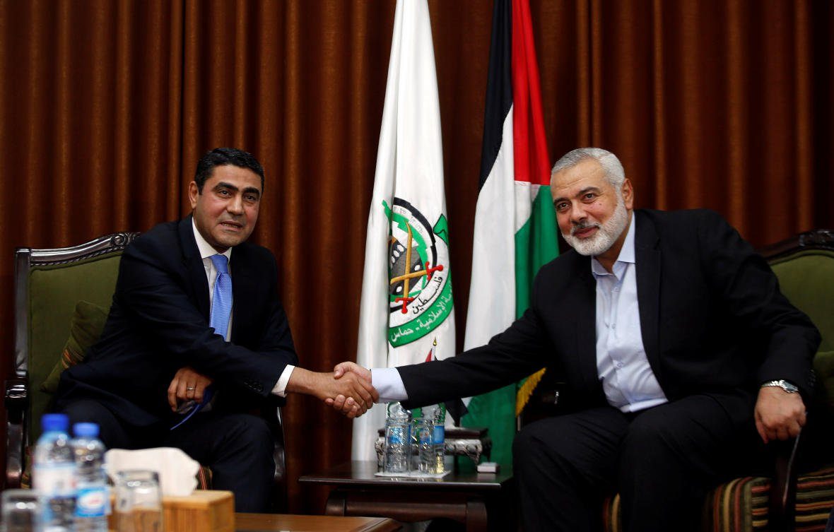 رئيس المكتب السياسي لحماس اسماعيل هنية يستقبل الوفد المصري/ رويترز