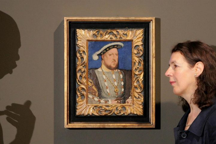  Reuters / هنري الثامن لديه أناس يُقبِّلون أغطية سريره 