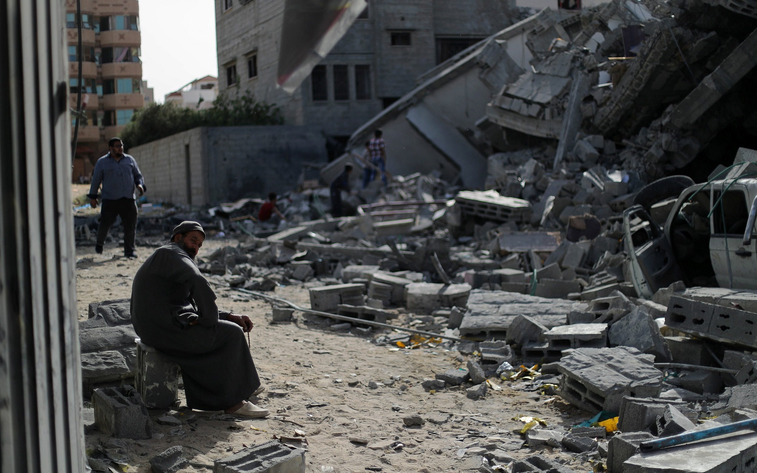 كواليس هدنة غزة المفاجئة.. مصر فاوضت إسرائيل باسم حماس لإدخال الدعم القطري