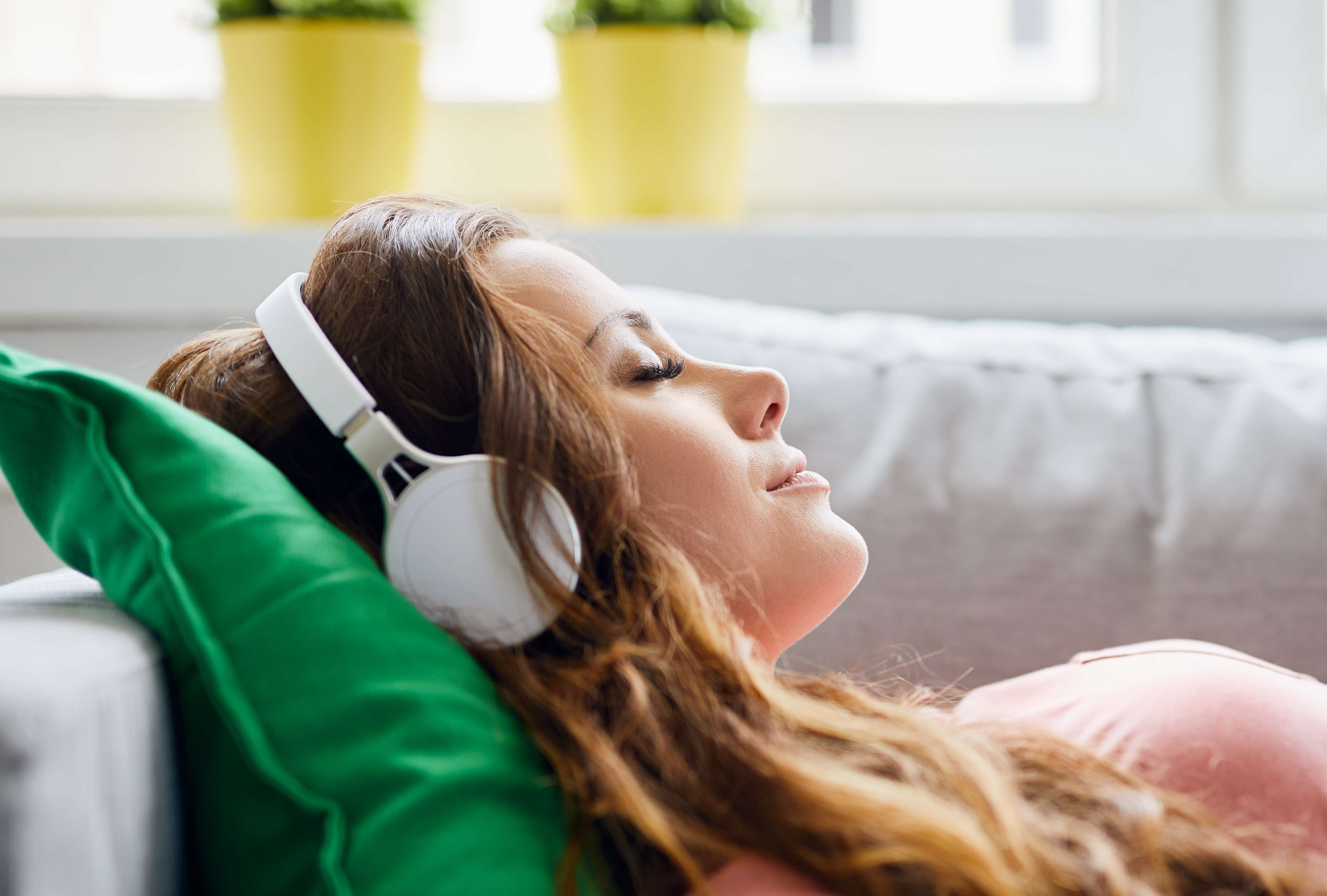 صورة تعبيرية لفتاة تستمع للموسيقى