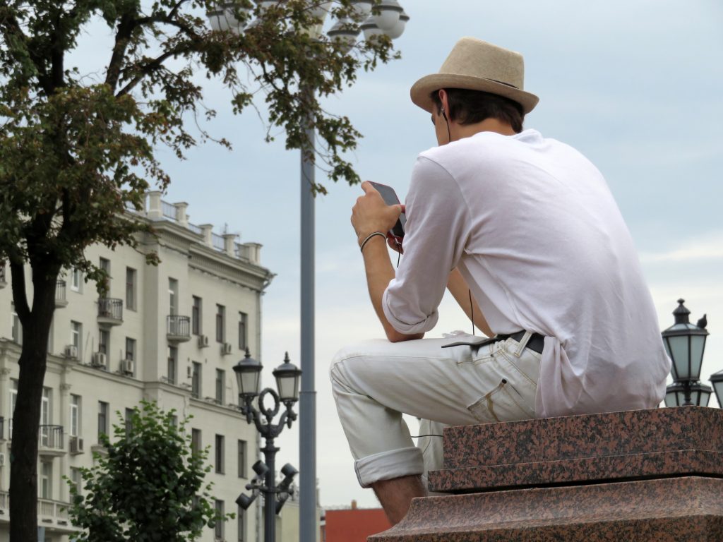 البناطيل القماشية والكتان.. ستساعدك على تحمل حر الصيف