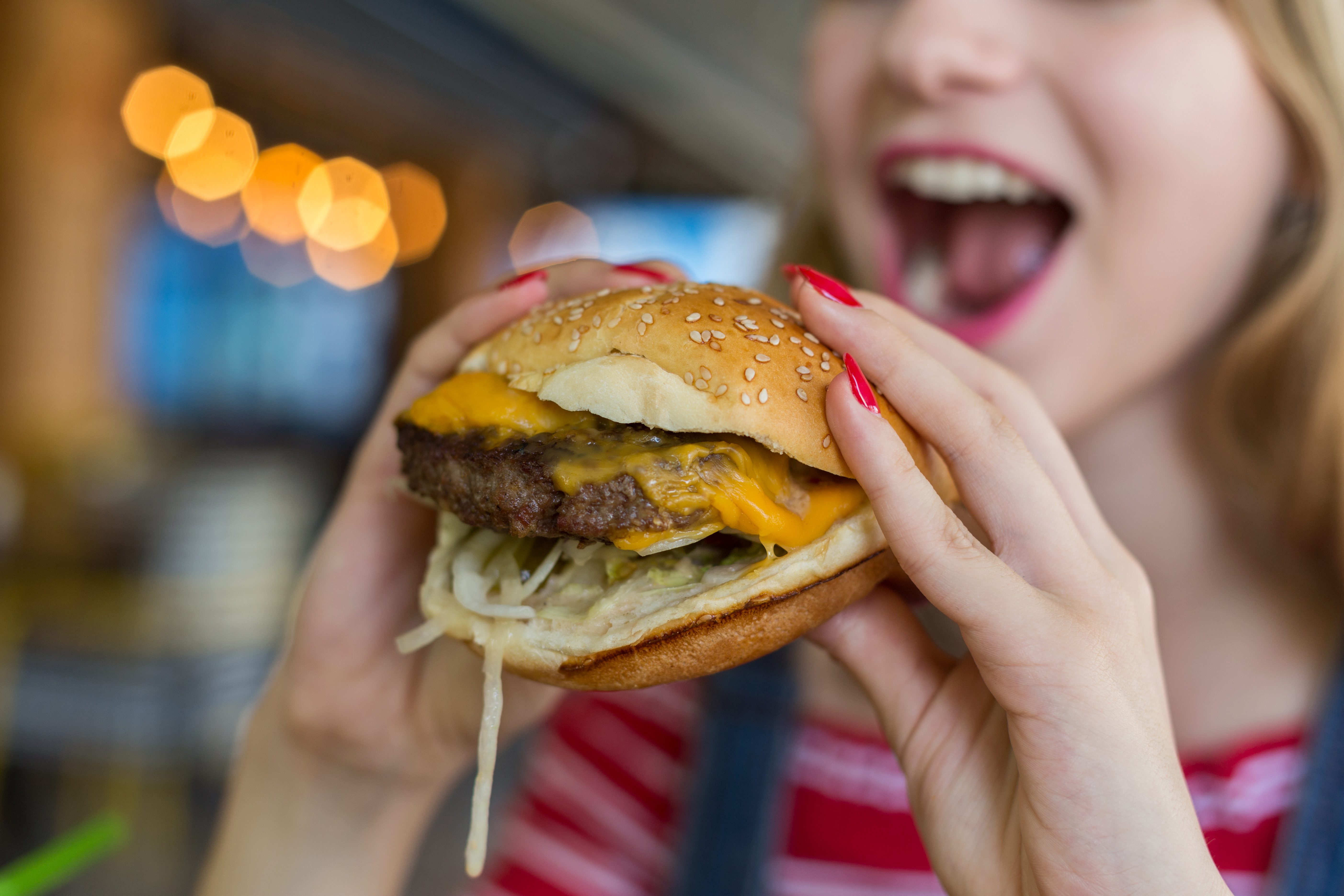 من أحمر الشفاه إلى شطائر البرغر.. كيف أصبحت حياتنا معتمدة على المواد الكيميائية؟