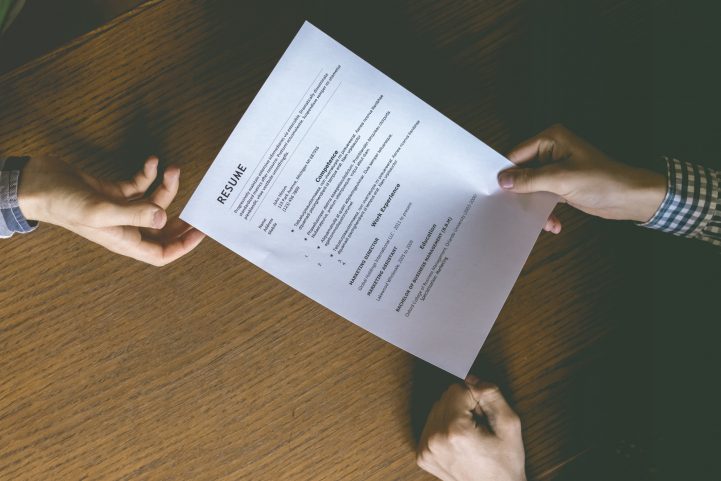 iStock\ معلومات التواصل الخاصة بك يجب أن تكون في بداية سيرتك الذاتية