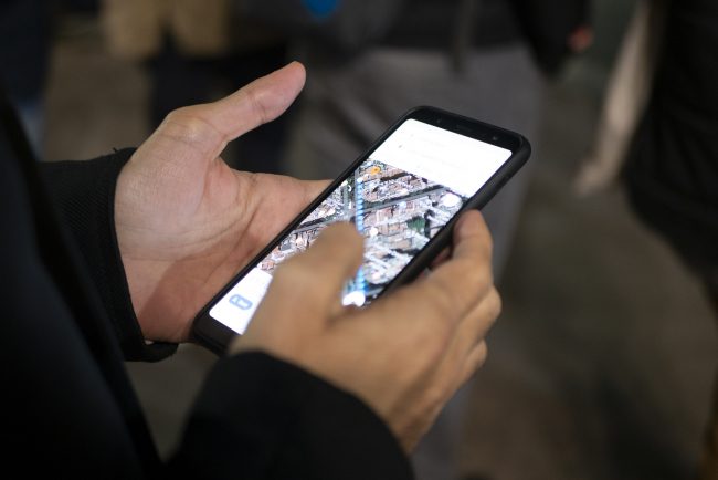 شاب يتحرك بـ99 هاتفاً ليخلق ازدحاماً مرورياً زائفاً على خرائط جوجل.. والشركة تشكره