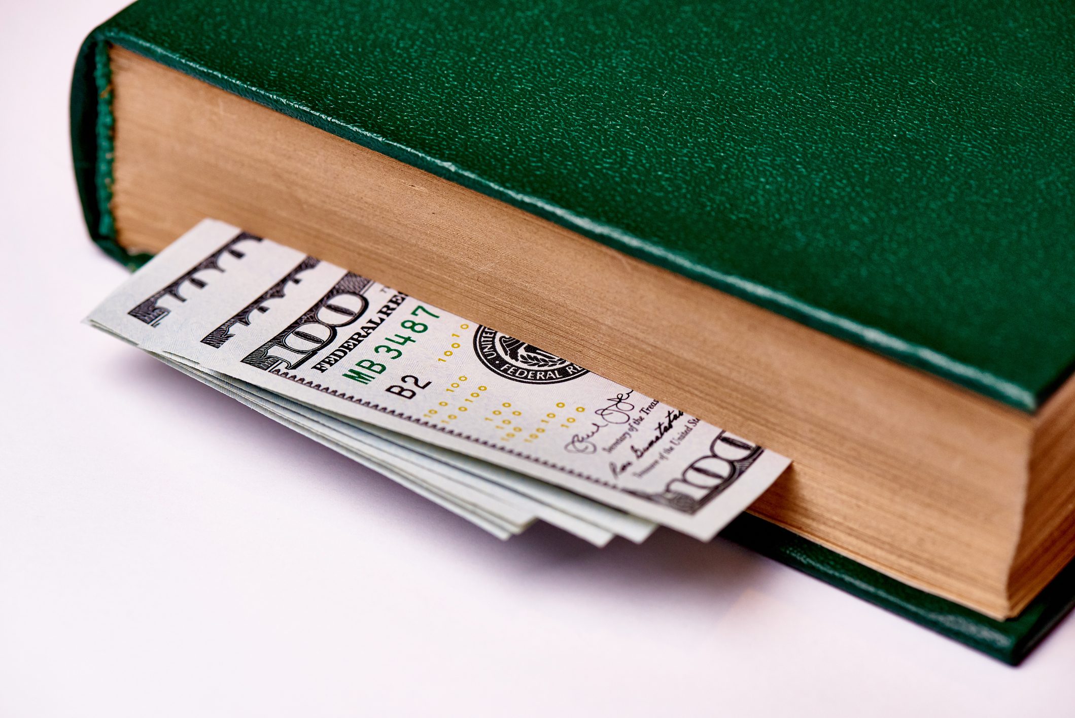 حيل ووسائل هامة لحماية الأموال والمُتعلقات المهمة من السرقة أثناء السفر