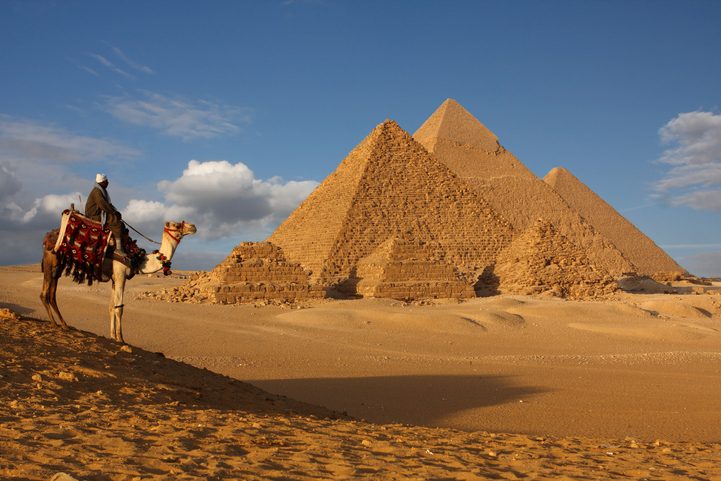 iStock\ بناء الأهرامات
